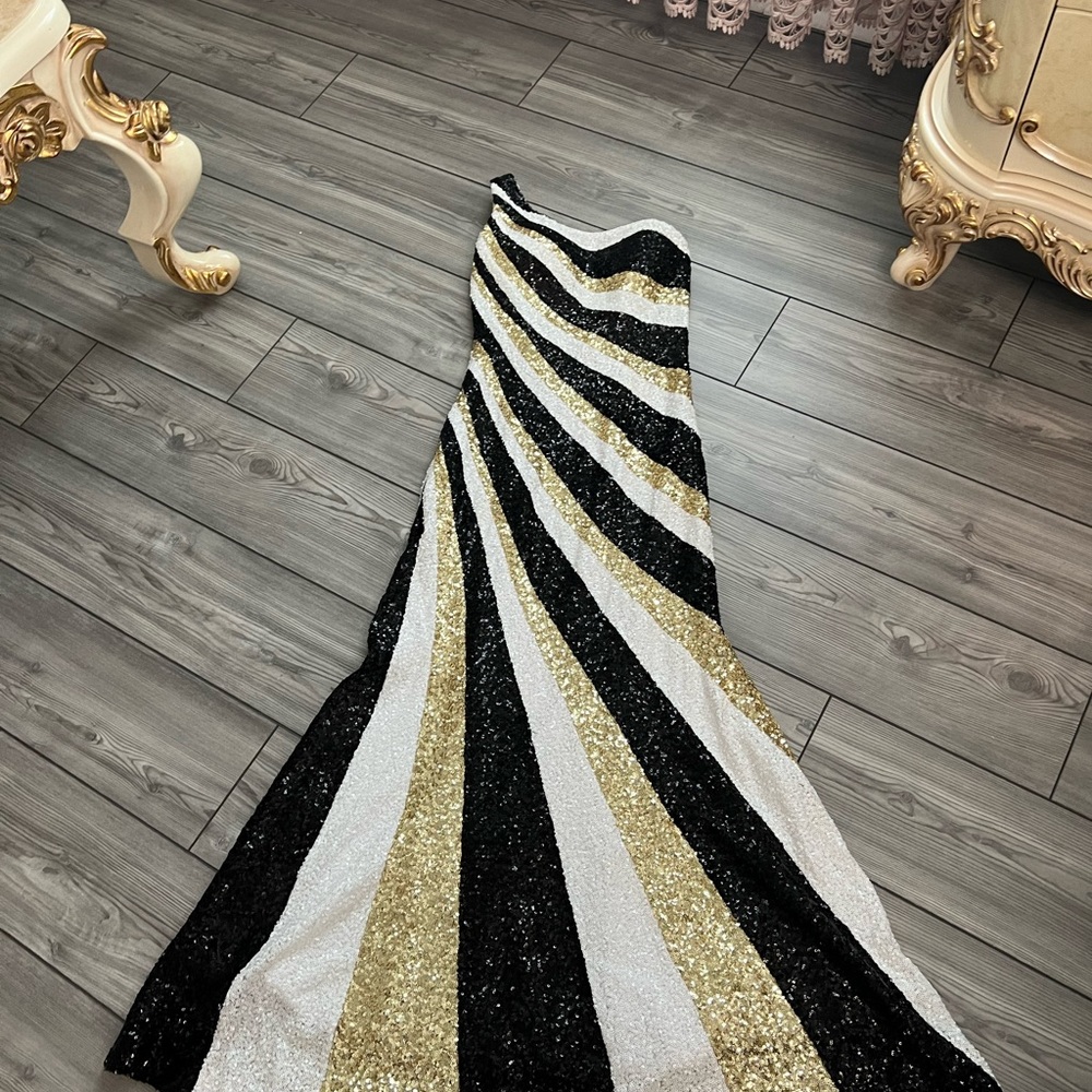 This a off the shoulder hood and black dress